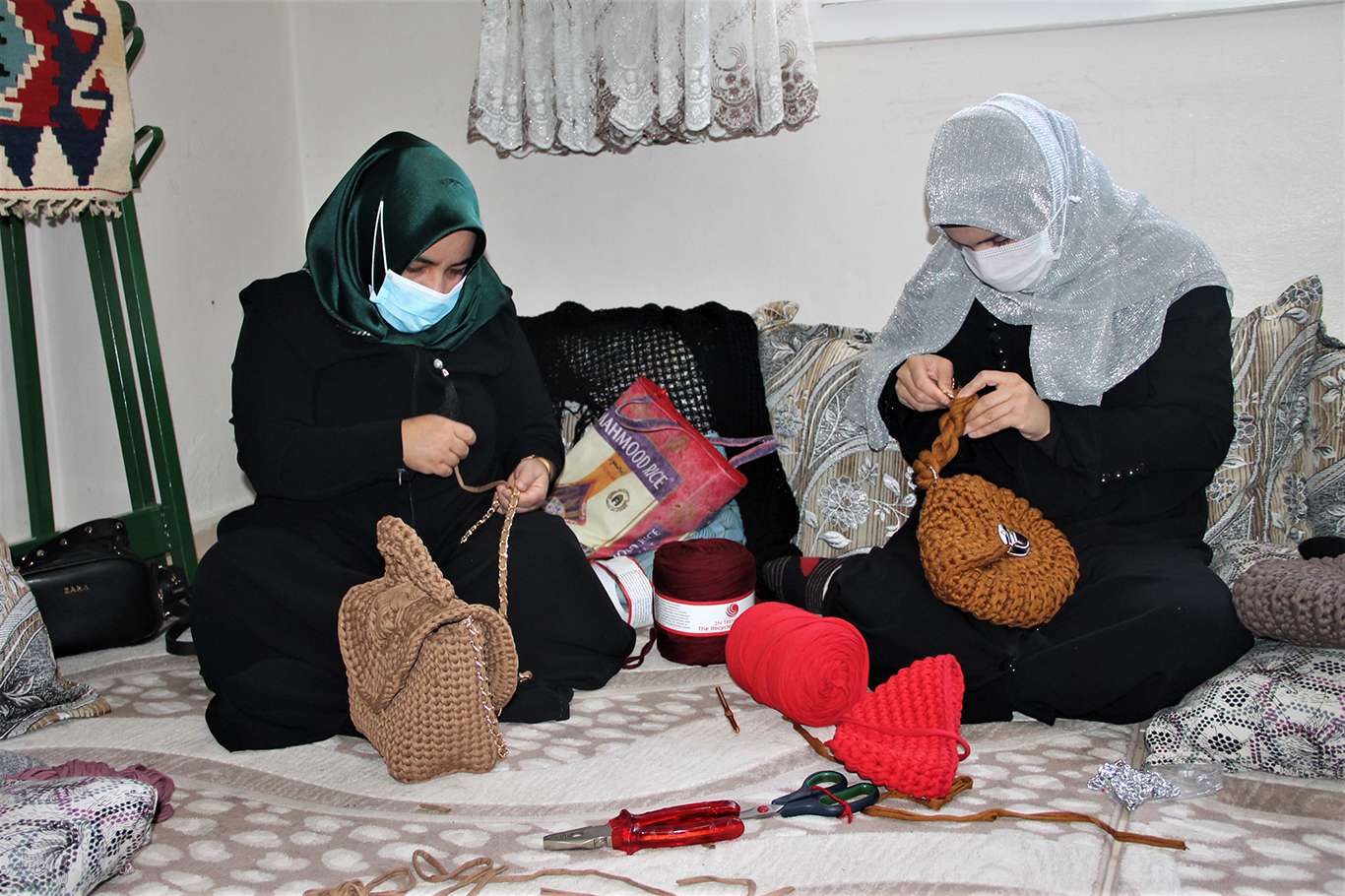 Atık malzemeler kadınların elleriyle sanata dönüşüyor